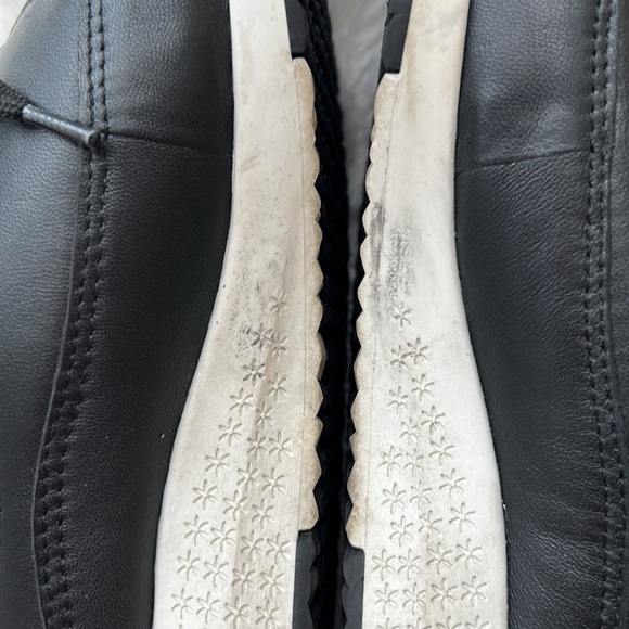 Like new Nurture black leather comfort sneakers - Picture 9 of 12